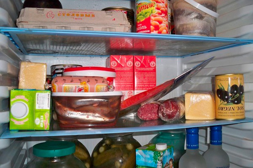 Продукты всегда. Холодильник полный колбасы. Колбаса в холодильнике. Еда в холодильнике Россия. Холодильник с пивом и продуктами.
